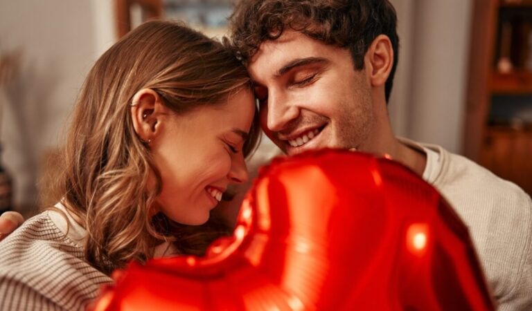 Was passiert in unserem Geist, wenn wir uns verlieben, und warum merkt man es uns so sehr an?