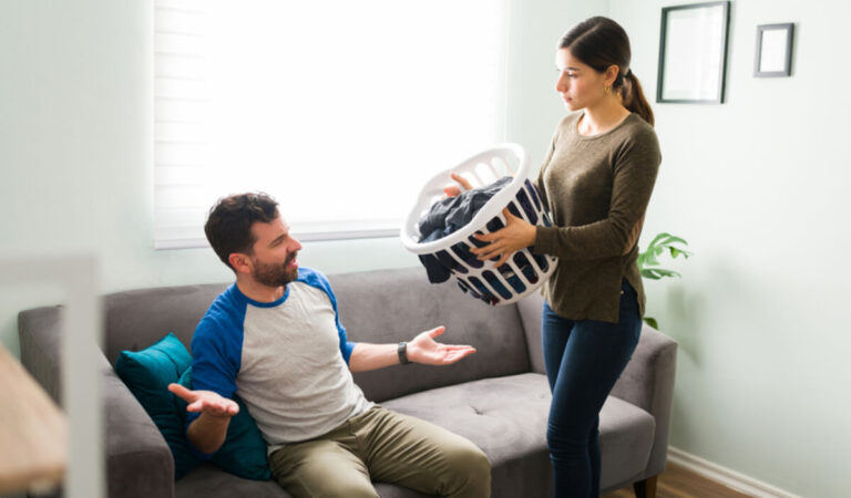 Diskutierst du immer wieder mit deinem Partner über dasselbe? 5 alltägliche Muster, die mit der Zeit nerven.